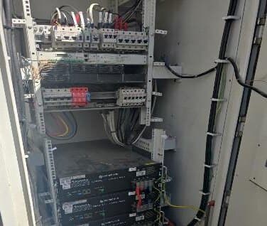 Battery cabinet